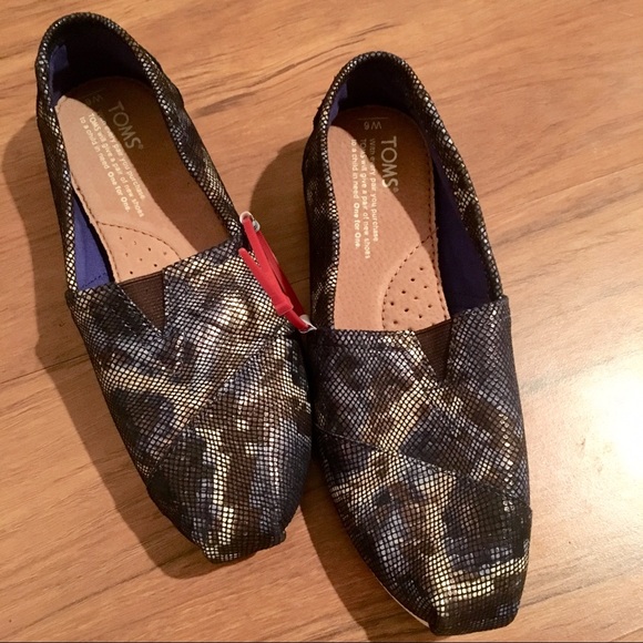 Toms Shoes - *NWT* black/black shimmery snakeskin Toms sz 6